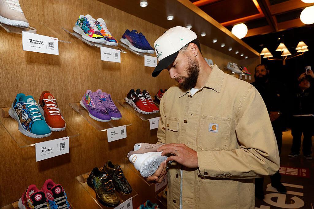 手机应用-库里携Curry Brand签约李宁，十年长约涵盖高尔夫